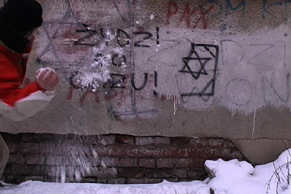 videos - Bataille de neige contre tag nazi "Les juifs au gaz"